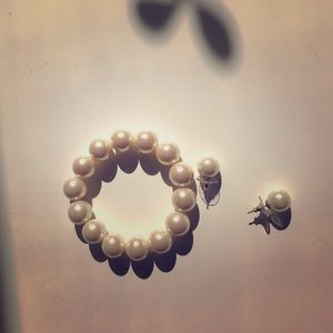 5 for $25 Mega pearls, bracelet and earring set 💕